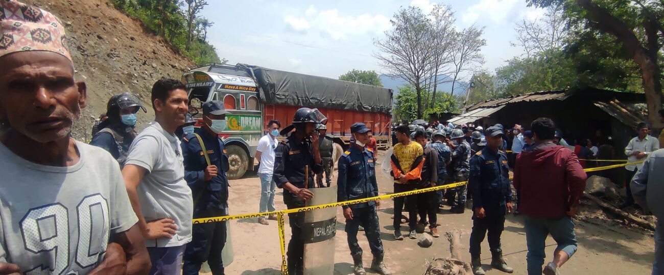 घरमा ट्रक ठोक्कियो, तीन जना गम्भिर घाईते