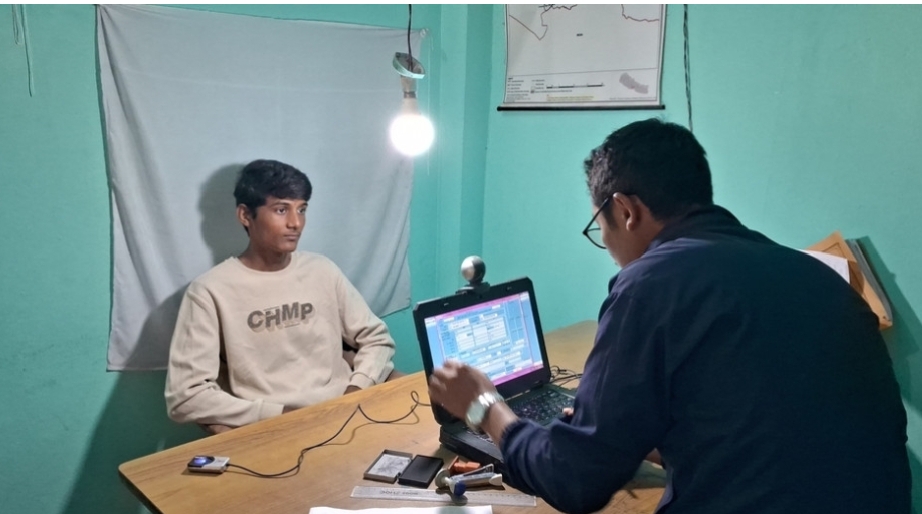 मतदाता नामावलीमा नाम लेखाउन निर्वाचन कार्यालयमा भीड