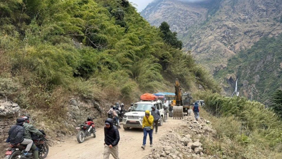 ७ घण्टापछि खुल्यो बेंसीसहर-चामे सडक